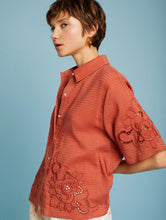 Carica l'immagine nel visualizzatore di Gallery, CAMICIA RICAMI